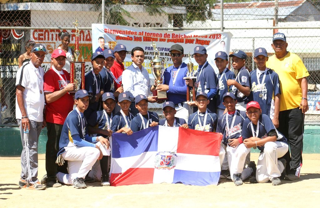 El diputado Carlos García entrega la copa de campeón categoría de 10 a 12 años a la representación de Santiago